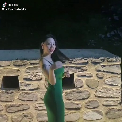 Ashley Alban Twerks on TikTok