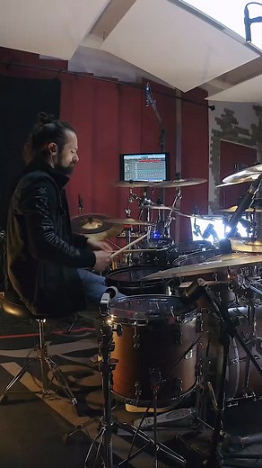 Kevin Paradis proving the kit can carry the whole show. No backing track needed. Gear: Pearl Reference Series in Matte Walnut 8”, 10”, 12” Toms 14” x 12” Floor Tom Dual 20” Bass Drums 14” x 5” UltraCast Snare Drum #drums #drumming #drummers | Pearl Drums Europe