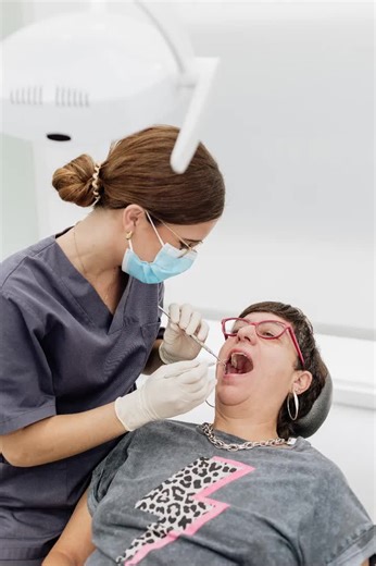 🦷⚠️ CÓMO DETECTAR LA GINGIVITIS A TIEMPO La gingivitis es una inflamación de las encías muy común y, muchas veces, pasa desapercibida porque no siempre duele. Detectarla a tiempo es clave para evitar que evolucione a una periodontitis más grave. 🚨 SEÑALES DE ALERTA MÁS FRECUENTES 🩸 Sangrado al cepillarte o usar hilo dental El sangrado no es normal, aunque sea leve. 👄 Encías rojas o inflamadas Las encías sanas son rosadas y firmes. 😬 Mal aliento persistente Las bacterias acumuladas en las en
