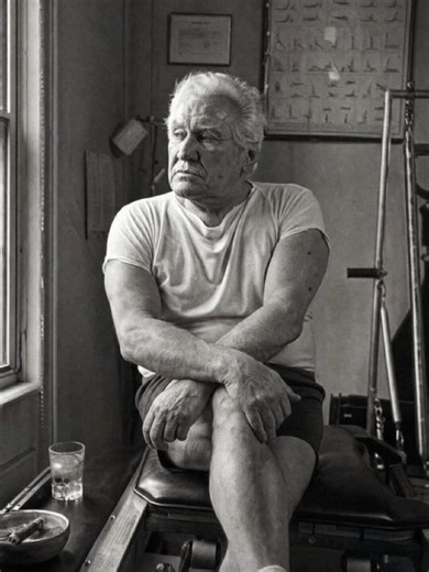 Pilates, el hombre del ejercicio mas popular del mundo. En 1915, un boxeador alemán llamado Joseph Pilates fue internado como prisionero de guerra en la Isla de Man. Tenía un ojo de vidrio, fumaba puros y no confiaba en la medicina convencional. Dentro del campo, observó gatos. Adaptó resortes de colchones para rehabilitar soldados que no podían moverse. Lo llamó Contrología. Décadas después, su gimnasio en Manhattan atraía a Martha Graham y George Balanchine. El método funcionaba. Pero se fue t