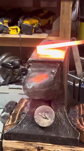 Practicing some basic anvil techniques 🤙🤙 _bladesmith _anvil _blacksmith _fyp _oldtools _handmade #metallic #usa #usa🇺🇸 #viral #viraltiktok