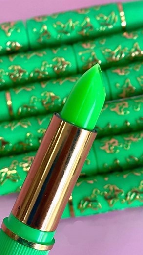 Santa Makeup on Instagram: "Batom da vovó 💕 #batomverde #batomdavovo"