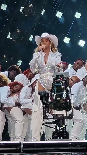 Beyoncé Rocks Cowboy Carter on Stage! #shorts