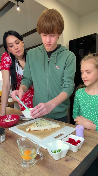 Easy and tasty breakfast for our mom #family #cooking