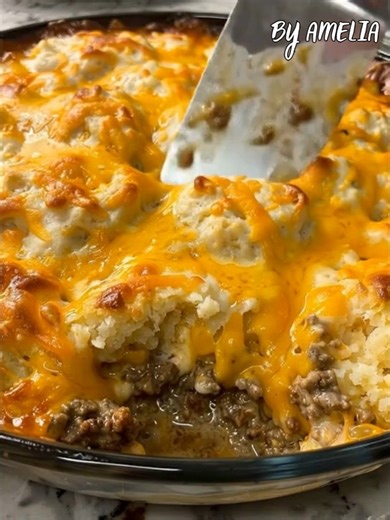 Cheddar Bay Hamburger Casserole – Cheesy, Savory & So Comforting This casserole combines juicy ground beef, creamy mushroom sauce, and a cheesy Cheddar Bay biscuit topping. A cozy family dinner everyone will love! Ingredients 1 package Cheddar Bay Biscuit Mix 1 cup water 2 cups shredded cheddar cheese, divided 2 lbs ground beef ½ yellow onion, diced 1 tsp onion powder 1 tsp garlic powder Salt & pepper, to taste 2 (10.5 oz) cans cream of mushroom soup ½ cup sour cream ¼ cup melted butter 1 packet