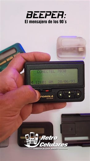 BEEPER el Mensajero de los 90´s El Beeper, localizador, busca personas, mensáfono. fueron muy populares al inicio de los noventas, los hubo de varios tamaños y algunos diseños personalizados; que ocupaban baterías doble A é incluso baterías triple A. Con ellos podías enviar mensajes cortos, aunque funcionaban con señales de radio, el mensaje debía ser enviado primero por una llamada; llamabas, dabas el mensaje y luego lo mandaban al número que tú decías. con estos accesorios los sujetabas en tu 