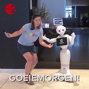 17K views · 404 reactions | Kim en Pepper de robot wagen zich aan een ochtenddansje! Luister naar Plage Préferéé voor het gesprek! | Radio2 | Facebook