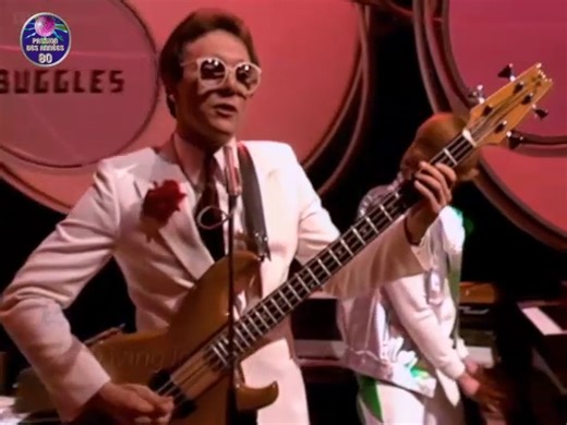 24K views · 501 reactions |  "Living in the Plastic Age" (sur certains albums simplement répertoriés comme « The Plastic Age ») est une chanson écrite, interprétée et produite par les Buggles. Elle est sortie en tant que deuxième single de leur premier album "The Age of Plastic" le 14 janvier 1980. | Passion des Années 80 | Facebook