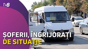 Scoaterea din circulație a microbuzelor se amână pentru încă trei luni. Se întâmplă după ce Primăria a prelungit termenul până pe 1 ianuarie 2023, în contextul dublării tarifului pentru călătorie. Chiar și așa, șoferii de maxi-taxi spun că nu au bani pentru a investi în vehicule moderne, iar dacă nu vor avea pasageri, vor abandona activitatea înainte de termenul stabilit de autorități. Vestea îi îngrijorează pe călătorii care nu au în preajma caselor un alt tip de transport decât microbuzele. | 