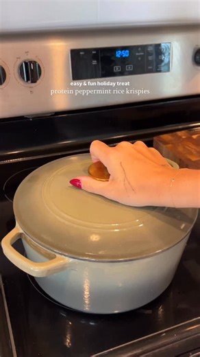 COOKING WITH CAR | HOT & HEALTHY on Instagram: "PEPPERMINT PROTEIN RICE KRISPIES!! such a fun holiday treat that only take 10 minutes to make! details are below 🎄🎁🎅 details: 1 stick of butter 1 package of mini marshmallows 1/4 tsp of peppermint extract 2 scoops of Truvani vanilla whey protein (code COOKINGWITHCAR for 20% off) 4 cups of rice cereal melted chocolate and white chocolate crushed candy canes 1. Add your butter to a pan and let melt. Add in your marshmallows stirring constantly unt