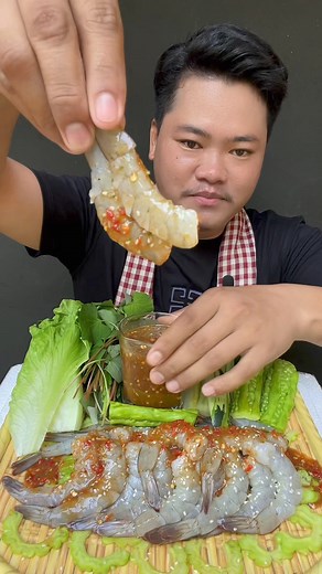 153K views · 7.6K reactions | បង្គាទឹកប្រហុក #food #deliciousfood #eating #delicious #mukbang #asmr #khmerfood #frog #roast #salad #salmon #seafood | SokRoth Studio | Facebook