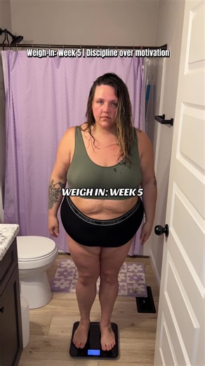 Week 5 weigh-in update 💭 Down 3.7 lbs this week and 14.3 lbs this month… not from being perfect, but from showing up even when motivation was low. If you’re on a weight loss journey and feel stuck, this is your reminder that consistency compounds. One week at a time. #weighin #weightlossjourney #fatloss #caloriedeficit #consistency