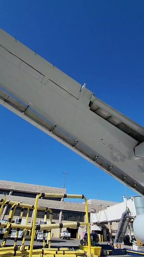 Exploring the Enormous Flaps of the Boeing 777-200 | Aviation Video