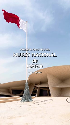 Equipamiento | Museo Nacional de Qatar 🇶🇦 Arquitecto: Jean Nouvel @ateliersjeannouvel Fotografías: Martín Argyroglo @martinargyroglo Museo Nacional de Catar, inspirado en la formación mineral conocida como “rosa del desierto”. El edificio cuenta con un sistema de discos entrelazados que rodean el palacio histórico, creando espacios de exhibición en un circuito elíptico alrededor de un patio central para eventos culturales al aire libre. Este diseño evoca la cultura y el clima de Catar, fusioná