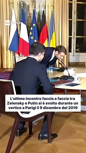 Putin guarda da un'altra parte, Zelensky sorride: l'unico faccia a faccia della storia