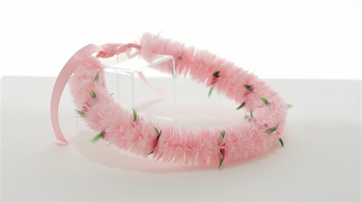 For those in the Los Angeles area, these are the last days to be transported into flight by Chris Maynard's airy site-specific feather installation and to be immersed in the downy luxury of Boris Huang's exquisitely layered Hawaiian featherwork. “Feather Adornments: Boris Huang” and “Chris Maynard: Soar” on view through April 26. #craftinamericapbs #craftinamerica #craft #contemporarycraft #feathers #featherart @Boris Huang Featherfolio - art by Chris Maynard | Craft in America