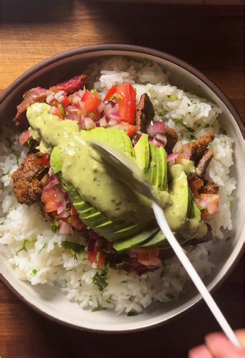 Flank steak bowl for lunch on a workday Ingredients: Flank steak Cilantro Smoked paprika Garlic Chili powder Cumin Orange juice Lime juice Avocado Tomatoes Onions Salt Pepper Olive oil