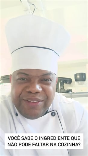 Você tem um ingrediente na sua cozinha que pode resolver mais coisas do que imagina Simples, barato e poderoso: o bicarbonato Tem gente que usa só para limpeza... mas ele vai muito além disso. No frango, uma pitadinha na hora de fritar ajuda a deixar a carne mais dourada e crocante. No molho de tomate, ele reduz a acidez sem precisar colocar açúcar e sem alterar o sabor. No feijão, deixar de molho com um pouco de bicarbonato pode ajudar a cozinhar mais rápido e diminuir os gases. Na esponja,água