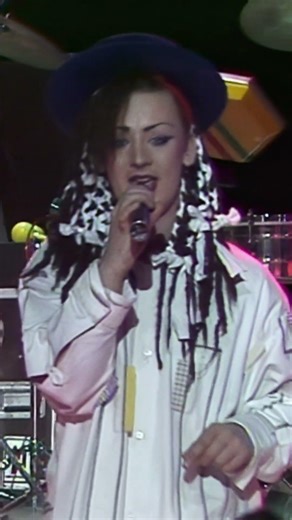 ‪@CultureClubOfficial‬ "Do you deal in black money" #cultureclub #boygeorge #tube