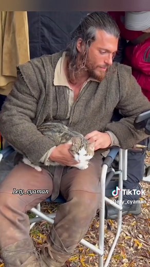 La ternura es el lenguaje secreto del alma... @canyaman Buenos días!!! Lindo día para todos #canyaman #elturco #lety_cyaman