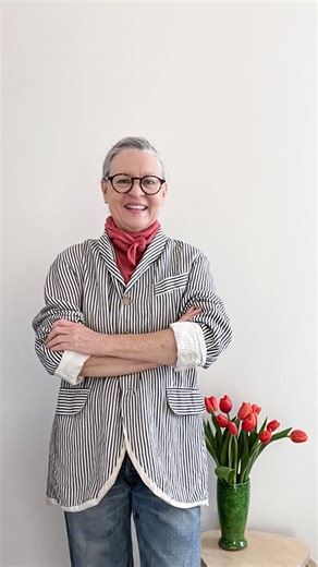 The #MilliKerchief is the triangle scarf of your dreams. ☺️ The neckline is curved, creating a shape that mimics the natural neck contour. This reduces the volume of fabric at the neckline, making it more comfortable to wear while also saving yarn and knitting time! Knit the Milli Kerchief with any yarn, any needles, any gauge! Since it’s knit formulaically, you can use up every gram of yarn: use 50% for the center point, and 25% for each tie. Here are a few ways Julie likes to style her Milli K