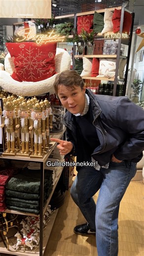 Ehhh, for tidlig for jul?? Ikke noe som heter det! Bli med Tevje som spiller i Stargate på leting etter bevis 🎄🧑🏼‍🎄 …og se Stargate - en julefortelling på kino nå! 💫 | SF Studios Norge