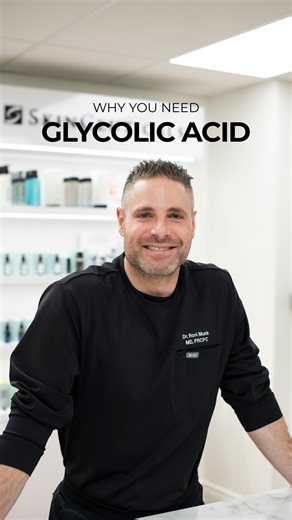 L’acide glycolique est l’un des ingrédients les plus efficaces pour révéler une peau éclatante et lisse. Mais pourquoi exactement devriez-vous l’intégrer à votre routine? Dr Munk vous explique tout. Regardez la vidéo pour découvrir ses conseils d’expert sur cet actif puissant et comment il peut transformer votre peau. Vous avez des questions sur les soins qui conviennent à votre peau? Prenez rendez-vous pour une consultation personnalisée. Glycolic acid is one of the most effective ingredients f