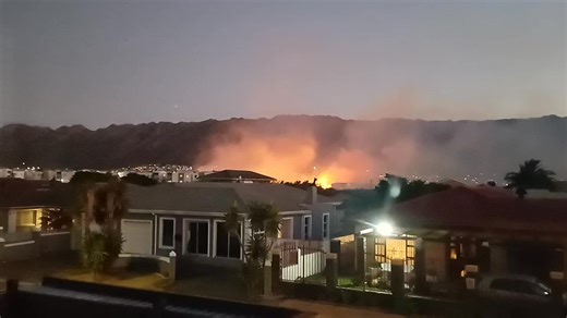 STRAND. Veldfire between Southfork and Disa Street, Gordons Bay. *Noise in video is the southeaster. | Julian Jansen - Journalist