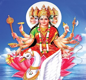 Gayatri Chalisa Lyrics | गायत्री चालीसा लिरिक्स हिंदी व अंग्रेजी में - CHALISA LYRICS.COM