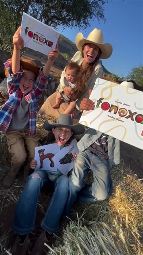 Pero tenemos un secreto… ¡Usamos @Fonexa ! Y si tú también quieres ayudar a tu hijo a aprender a leer en inglés de una forma divertida y fácil de seguir, puedes encontrar Fonexa en Amazon México y Amazon Estados Unidos, y recibirlo directamente en tu casa.