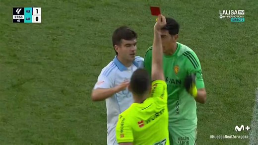 Real Zaragoza goalkeeper Esteban Andrada throws a right hook punch at SD Huesca defender Jorge Pulido right after getting a red card during the Aragonese derby. Instant brawl on the pitch. Wild scenes in Segunda División.