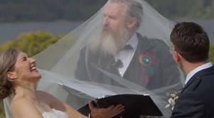 A Gust Of Wind Took The Bride’s Veil, The Officiant’s Response Was Perfect