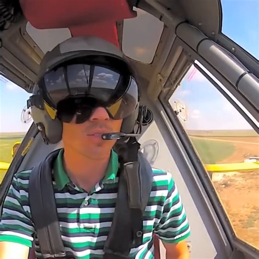 A little bit of crop spraying out in Muleshoe, Texas, from Crop Dusting Ag Pilot Cory Hunt in the AT802! See the full YouTube video here https://www.youtube.com/watch?v=o4u_zRjGaoE Check out the shadows showing the outline of the plane. #Cropduster #AgPilot #AgLife #CropDusting #AgAviation #AgriculturalAviation #AgLife | Covington Aircraft