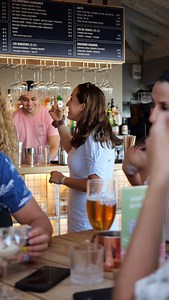 On te présente le Belhabar à Socoa ! Dans un cadre incroyable, des cocktails réalisés par des magiciens et des plats à tomber par terre. Une soirée ici et tu seras accro! 🍹🍔 🎛️ DJ aux manettes, ce soir : ALEX QUARTZ Jeudi soir : RAY DJIS Vendredi soir : DJ PAPPY BEN #belhabar #ciboure #socoa #Paysbasque | Pays basque