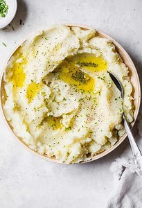 These dairy free mashed potatoes are a flavorful, easy side dish!