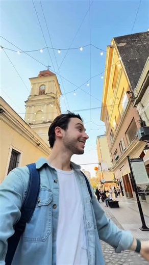 ✨ Tucumán tiene mil formas de contarnos su historia, y esta vez lo vivimos de una manera distinta: en un recorrido guiado por el casco histórico. 📍 Visitamos el Archivo Histórico de la Provincia, donde descansan documentos únicos de nuestra memoria cultural y política. 🏛️ Pasamos por el Centro Cultural Alberto Rougés, una joya arquitectónica de 1913 frente a Plaza Independencia que combina historia y arte. 🪣 En el Museo Nicolás Avellaneda nos encontramos con piezas que marcan nuestra identida