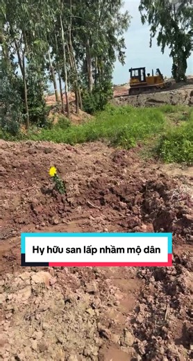 Thấy bảo vụ này đang rất Hot…, Trong đêm bất ngờ có một đơn vị cho máy ủi san lấp lên những ngôi Mộ của làng Ngọc xuyên gia bình. Người dân đã phát hiện và báo chính quyền địa phương xuống bảo vệ hiện trường điều tra làm rõ đơn vị liên quan. Người dân lo lắng nhất lúc này là những ngôi mộ đã bị ủi đi ko còn tìm đc người thân và sợ nhầm lẫn nhau Mong cơ quan chức năng sớm làm rõ vụ việc Phần 2 (sáng hôm sau)