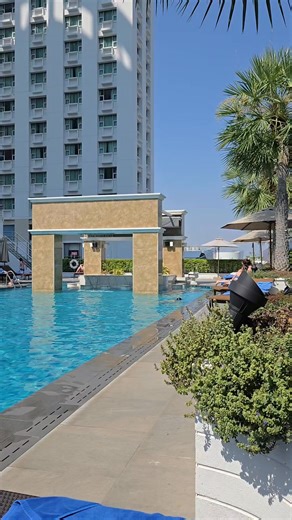 Efter gårdagens maximerade shopping har vi landat vid poolen på 11 våningen 🌞 | Linda Lindskog