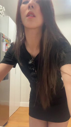 Commando Fashion: Black Mini Skirt Style