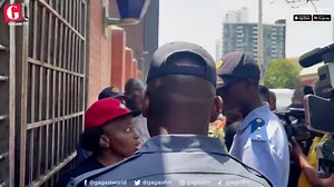 6.6K views · 50 reactions | BUKELA | Amapolisa agxeke oko akuchaze njengentetho enobuhlanga ngakwisithethi samapolisa aKwaZulu-Natal uColonel Robert Netshiunda. Le vidiyo, esasazeke kumakhasi onxibelelwano, ibonisa inkosikazi ithetha rhabaxa noNetshiunda ngaphandle kwesikhululo samapolisa eDurban ngethuba loqhankqalazo. : Gagasi FM | Ilisolezwe | Facebook