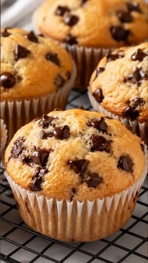 🍫 Easy 5-Ingredient Chocolate Chip Muffins 🧁. #ChocolateChipMuffins #Muff #minimuffins.