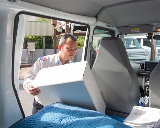 【『ミニキャブ・ミーブ』導入事例】 軽商用EV『ミニキャブ・ミーブ』の導入によって、地球にやさしく、カーボンニュートラルに貢献している企業様の事例をご紹介します。 東京西部にある東京ガスイズミエナジー株式会社は、ガスに関するワンストップサービスをはじめ、住まいに関するさまざまな事業を展開。環境に負荷を与えない快適な暮らしを提案する営業車に『ミニキャブ・ミーブ』を導入しています。 1日あたり30〜40軒のお客さまを巡回。平均すると60kmほど走行しますが、80kmを超えることもあるそうです。お客さまにお見せするために、重量のある商品を乗せることもあるそうです。 重い商材を積んでも走れるのかと心配だったそうですが、想像以上のトルクで、坂道も力強く登っていくとご好評。加速も良く、運転中も音が本当に静かで、雨の日などは雨音が車内に入ってくるほどだそうです。それもガソリン車にはない魅力だと教えてくれました。 ▼詳しくはこちら https://www.mitsubishi-motors.co.jp/carlife/ev_business/case/article_10/?intcid3=FBjp_