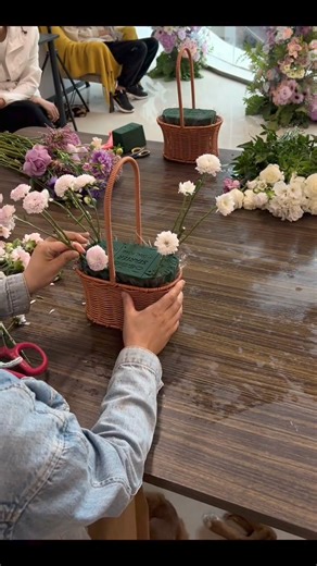 Flower basket arrangement 🧺 More video -https://t.me/oliviafloralservice | Olivia Floral