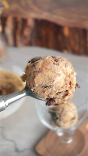 𝔻𝕒𝕚𝕒𝕟𝕖 ℙ𝕠𝕙𝕝𝕞𝕒𝕟𝕟 on Instagram: "Cremosidade no ponto, crocância certa e doce na medida.🥰 Gelato fit Ingredientes 300g de creme de leite 250g de doce de leite sem açúcar Chocolate 70% picado Suspiros sem açúcar (opcional, mas fica perfeito!) Modo de preparo 1. Em uma tigela, misture bem o creme de leite com o doce de leite até formar um creme liso e homogêneo. 2. Acrescente o chocolate picado e, se quiser finalize com suspiros sem açúcar. 3. Transfira para um pote com tampa e leve ao