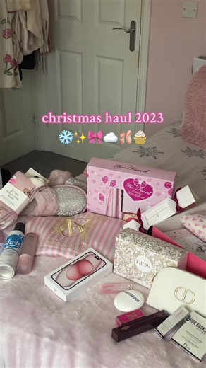 so so greatful completely in love with everything, thankyou to all my family for everything, i love yous all 💓💓 #christmas #haul #2023 #pinkmas #pink #girly #girlygirl #girlythings #justgirlythings #xmas #aesthetic #gossipgirl #coquette