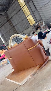 ✨ MÔ HÌNH TÚI XÁCH TRANG TRÍ – ĐỘC ĐÁO, NỔI BẬT, KHÔNG THỂ RỜI MẮT ✨ Bạn có biết? Ngoài những món đồ trang trí quen thuộc, mô hình túi xách bằng mút xốp 3D đang trở thành xu hướng mới trong các sự kiện, showroom, cửa hàng thời trang và khu check-in. 👜 Điểm đặc biệt của mô hình túi xách: • Thiết kế phóng to, chân thực từng chi tiết giống như một chiếc túi xách thời trang “khổng lồ”. • Chất liệu mút xốp, nhẹ, dễ di chuyển. • Có thể sơn màu, phủ bóng hoặc trang trí thêm hoa văn, logo thương hiệu t