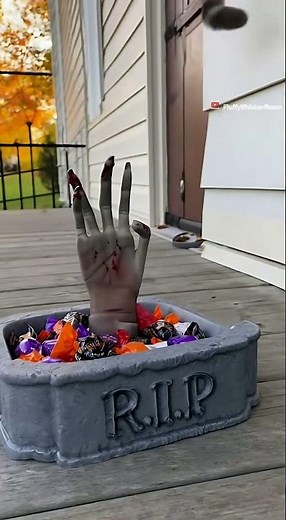 Cat’s Halloween Surprise! 🎃🧟‍♂️ Zombie Hand Scares Curious Kitty 😹🍬 #viralshorts