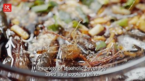Shrimp can be cooked in a variety of ways, but for people in Shaoxing, east China's Zhejiang Province, drunken shrimp(醉虾 zuì xiā) is the best. How is this dish made? What special ways do Shaoxing locals enjoy it? Watch the video to find out! #脉动中国 #TastyChina #WOWChina | Learn Chinese