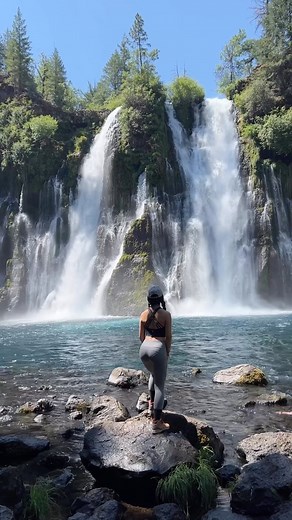Burney Falls completely blew away my expectations! The cascades are so dynamic it feels like the waterfall is alive. I couldn’t look away or put down my camera 😍 🥾 The hike to it is super easy. It’s about a one-mile loop with 167 feet of elevation gain. 🚗 Parking is $10 per vehicle. The water may look inviting! But be warned! The water temperature can be in the 50’s! The waterfall is created by snow melt coming off Burney Mountain 15 miles upstream. Try to arrive early to avoid the crowds! Bu
