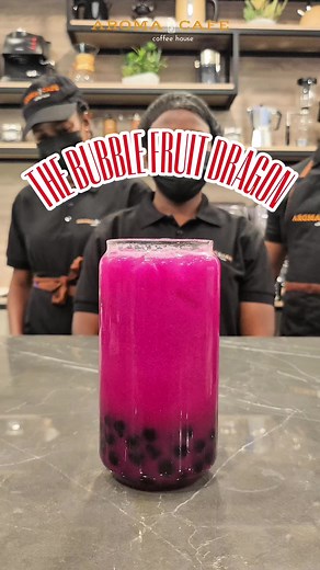 Bubble Fruit Dragon : l’infusion qui vous transporte ! 🐉🍹 Un mélange audacieux de saveurs fruitées et de fraîcheur irrésistible. Les bulles éclatent en bouche pour un plaisir unique et exotique. 🌟 Envie de nouveauté ? Venez savourer cette boisson incontournable chez Aroma Café et laissez-vous surprendre par la magie du Bubble Fruit Dragon ! 🥤✨ Le secret ? Goûtez-le pour comprendre ! 🐉 #bubbletea #coffeeshops
